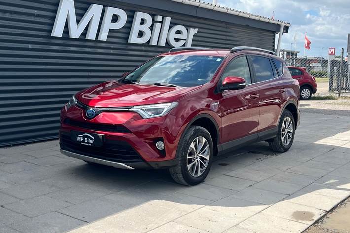 Rød Toyota RAV4 fra 2018 set udefra