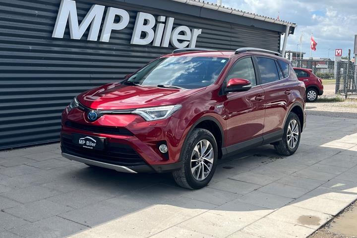 Rød Toyota RAV4 fra 2018 set udefra