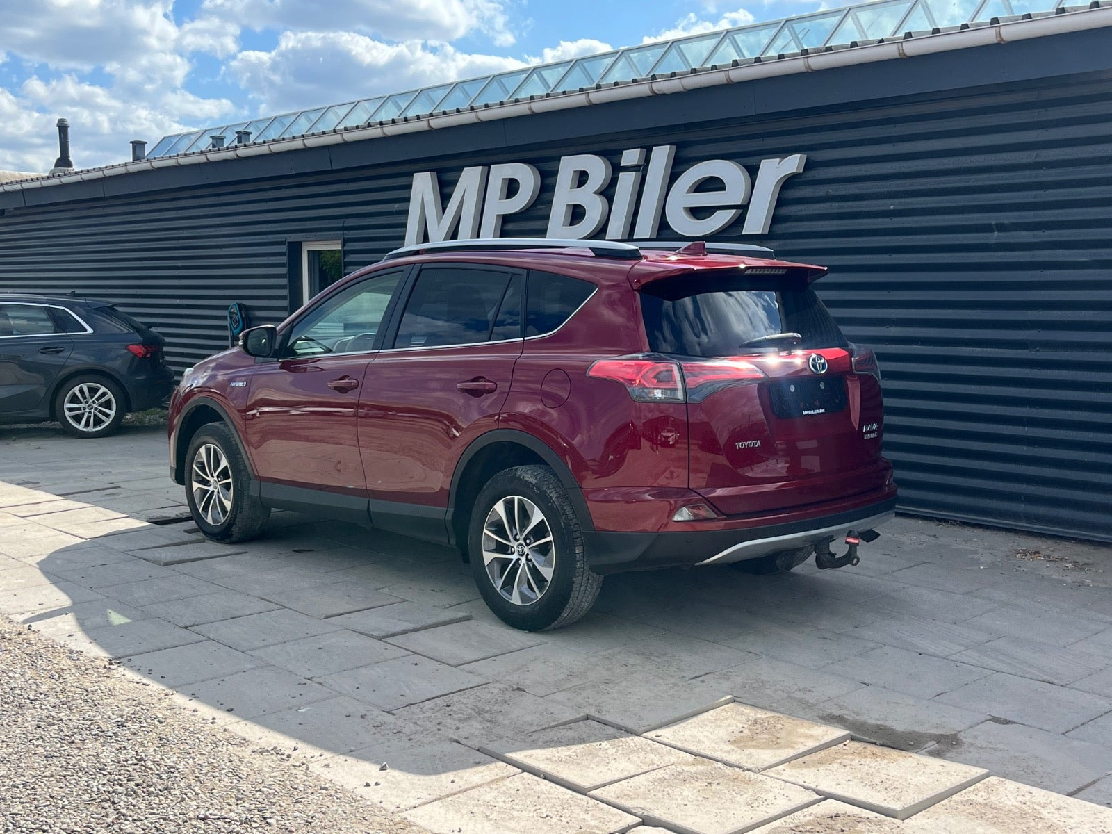 Rød Toyota RAV4 fra 2018