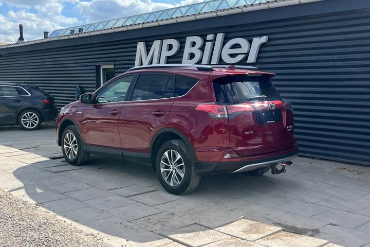 Rød Toyota RAV4 fra 2018