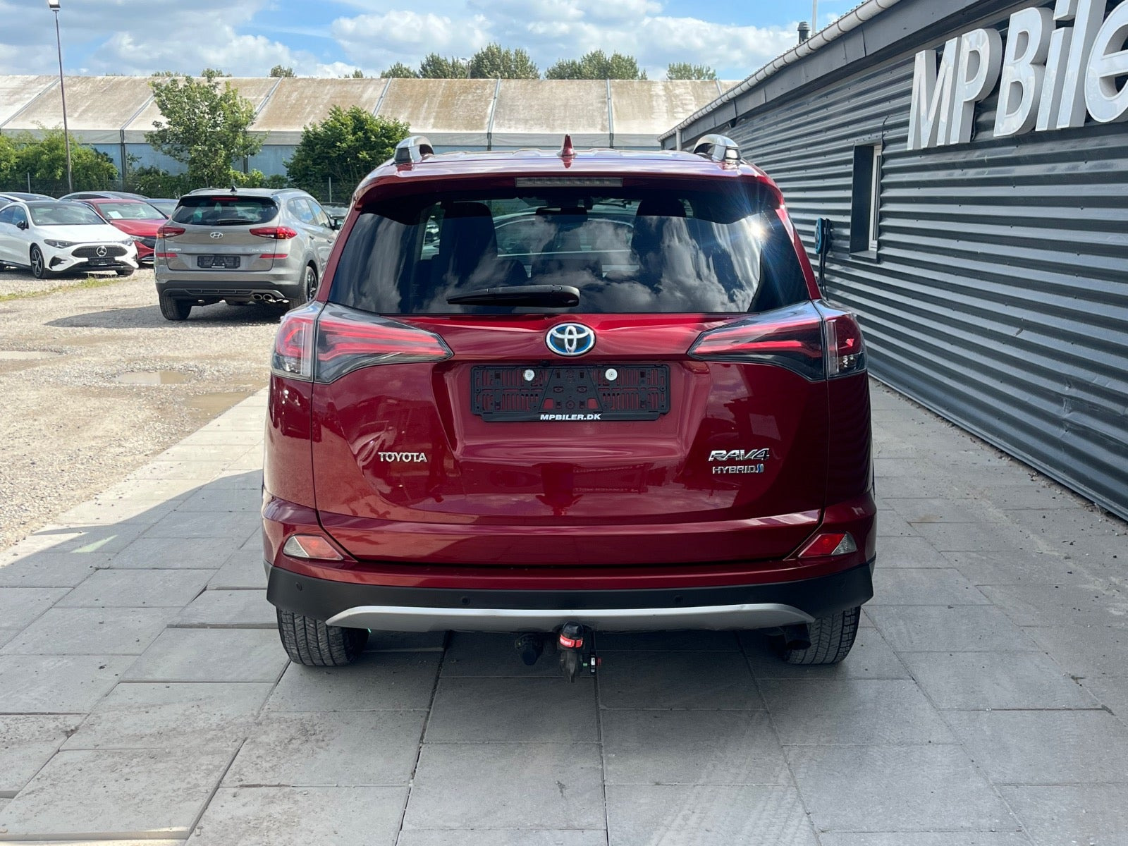 Rød Toyota RAV4 fra 2018