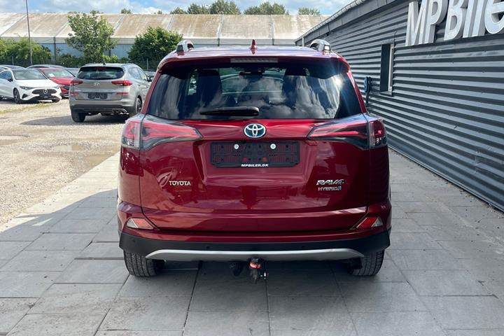 Rød Toyota RAV4 fra 2018