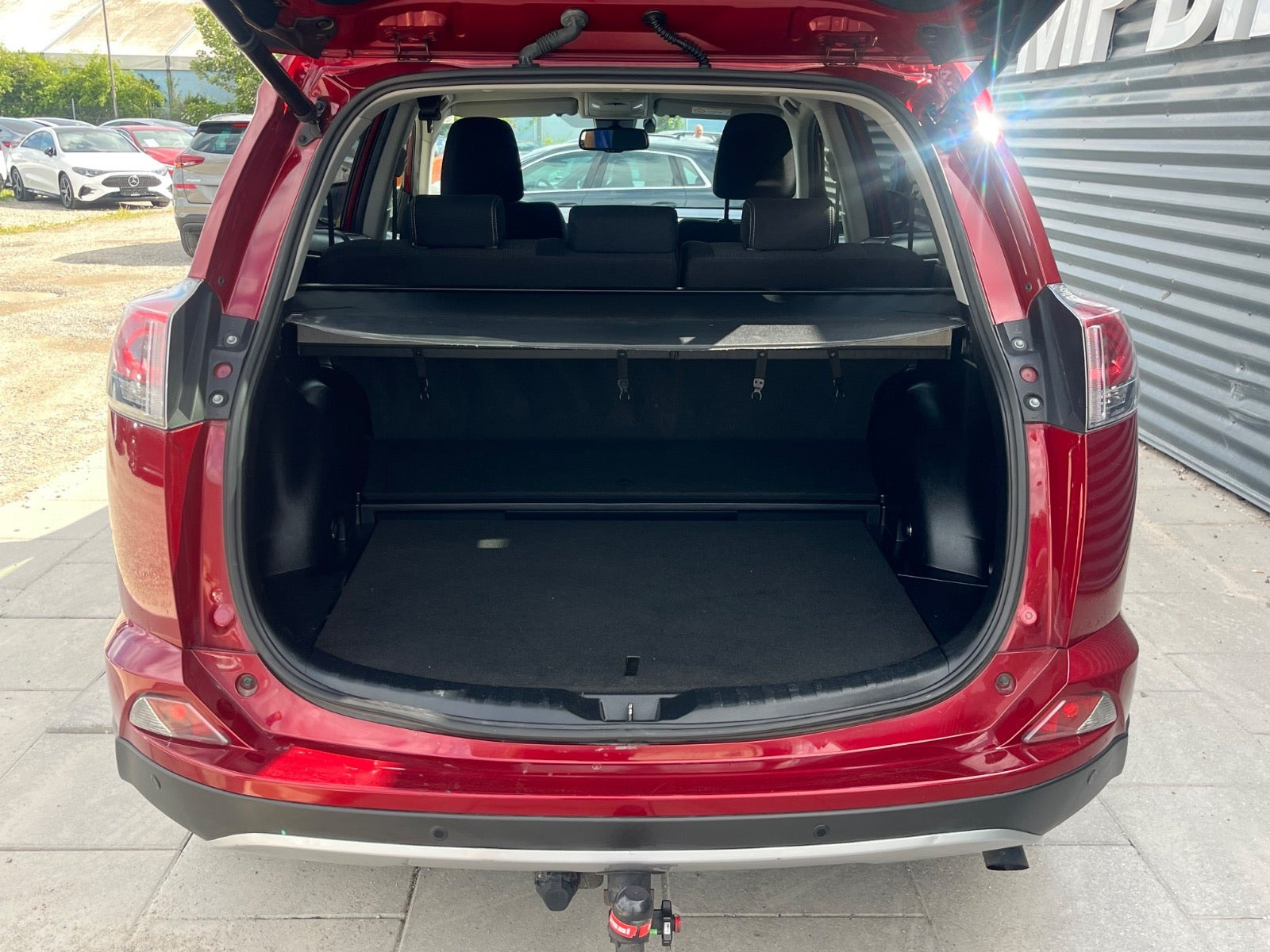 Rød Toyota RAV4 fra 2018