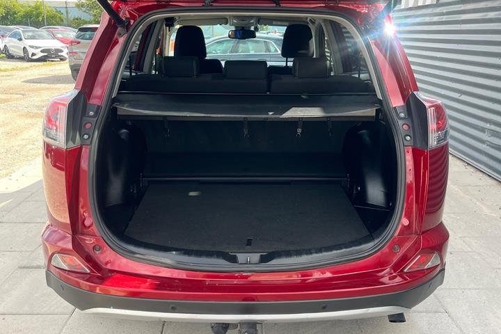Rød Toyota RAV4 fra 2018