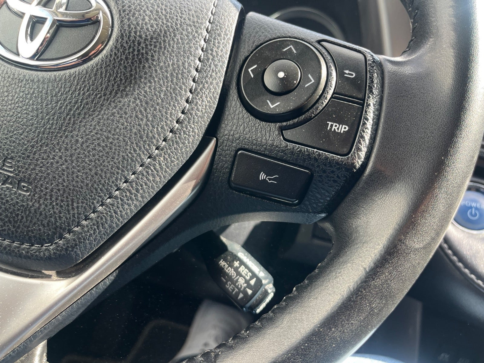 Rød Toyota RAV4 fra 2018