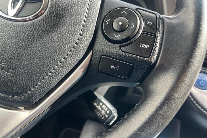Rød Toyota RAV4 fra 2018