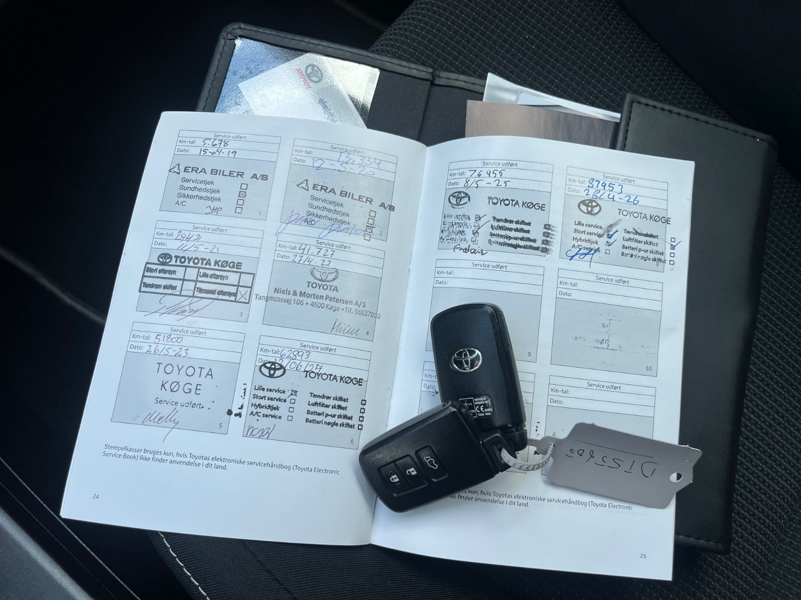 Rød Toyota RAV4 fra 2018
