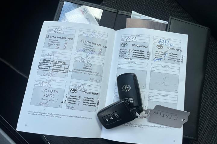 Rød Toyota RAV4 fra 2018