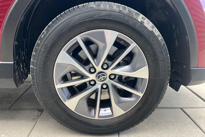 Rød Toyota RAV4 fra 2018