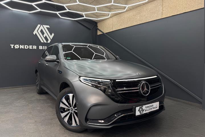 Grå Mercedes EQC400 fra 2023 set udefra