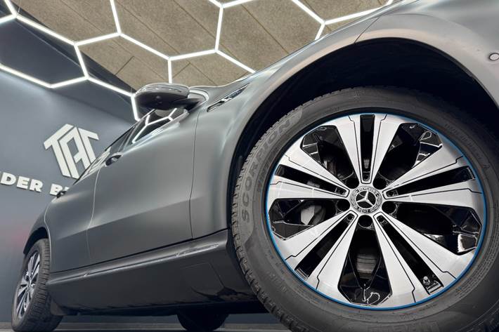 Grå Mercedes EQC400 fra 2023