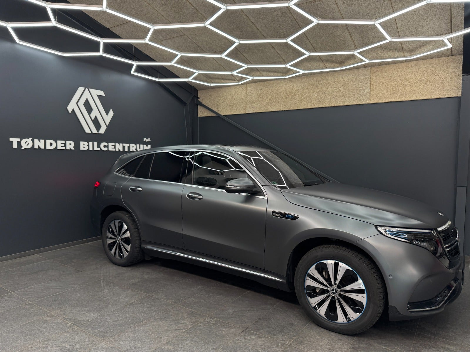 Grå Mercedes EQC400 fra 2023