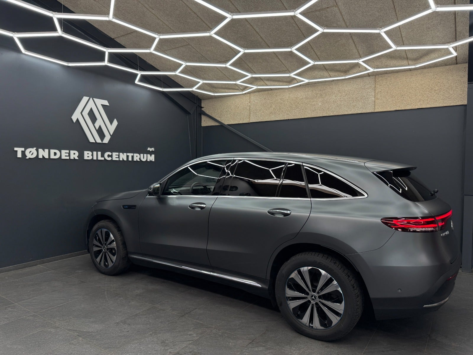 Grå Mercedes EQC400 fra 2023