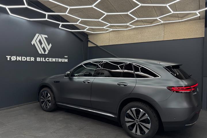Grå Mercedes EQC400 fra 2023