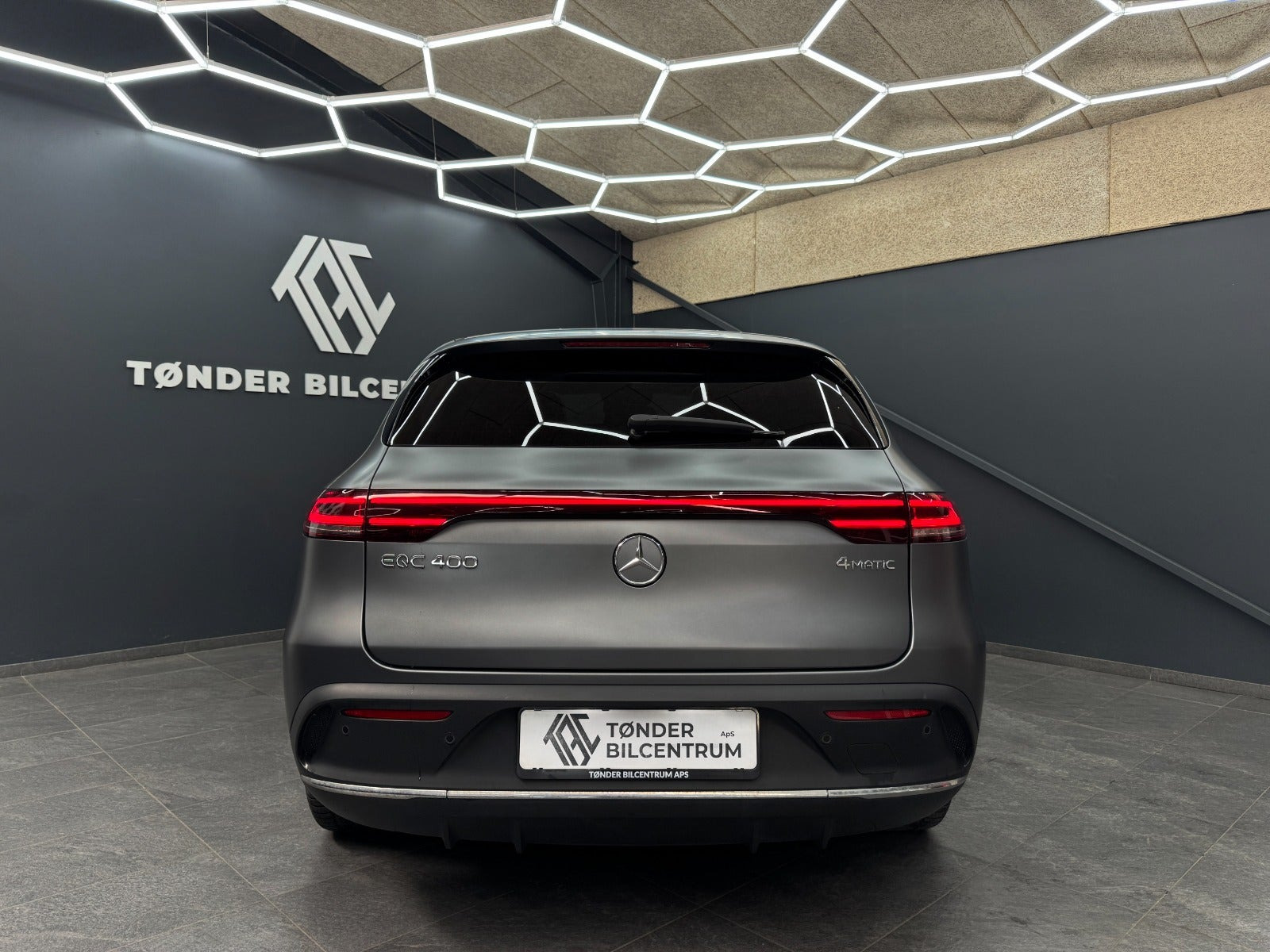 Grå Mercedes EQC400 fra 2023