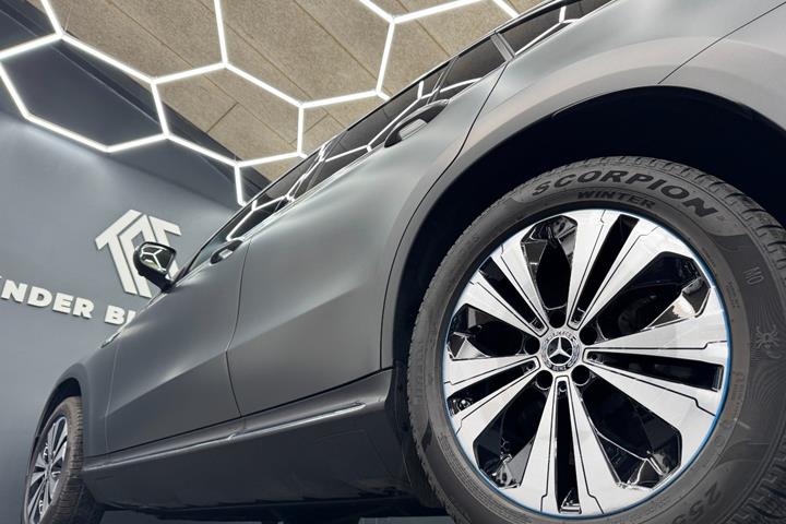 Grå Mercedes EQC400 fra 2023