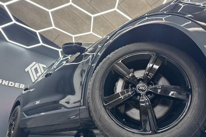 Sort Audi e-tron fra 2023