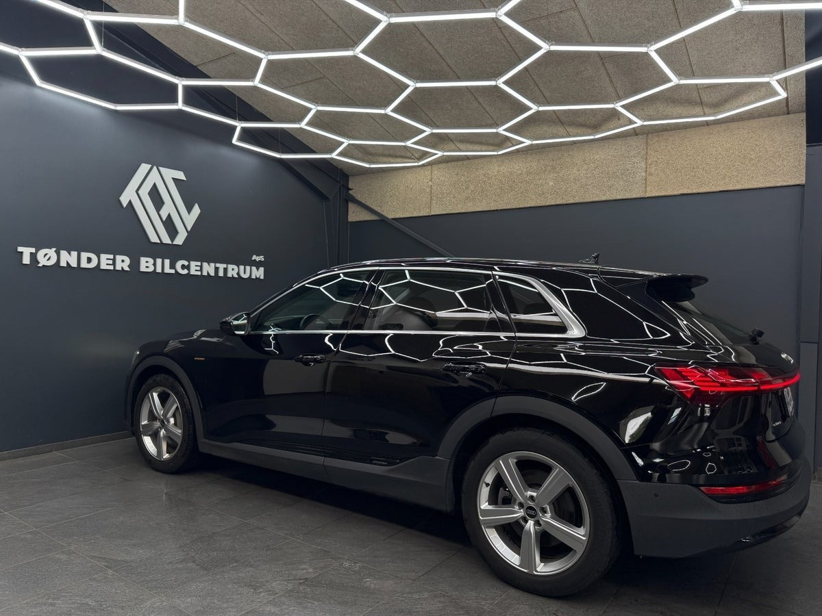 Sort Audi e-tron fra 2022