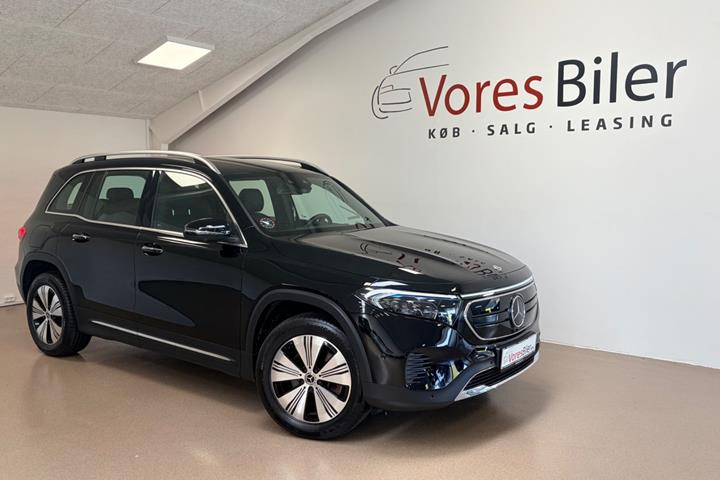 Sort Mercedes EQB250 fra 2023 set udefra