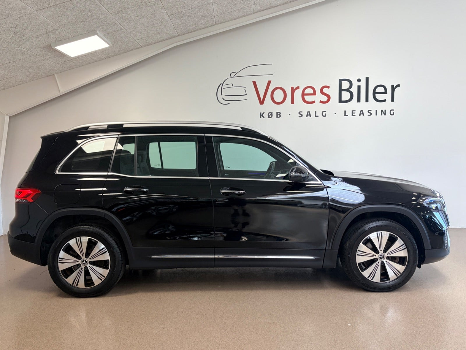 Sort Mercedes EQB250 fra 2023