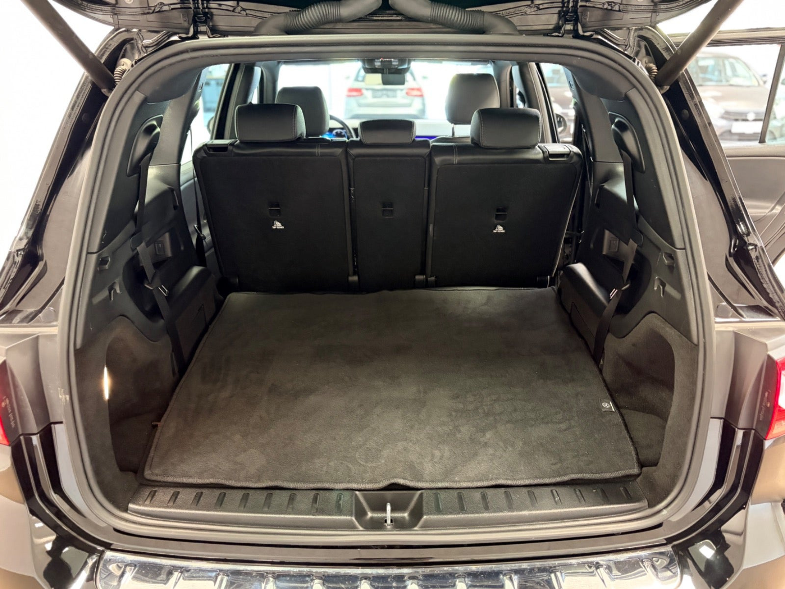 Sort Mercedes EQB250 fra 2023