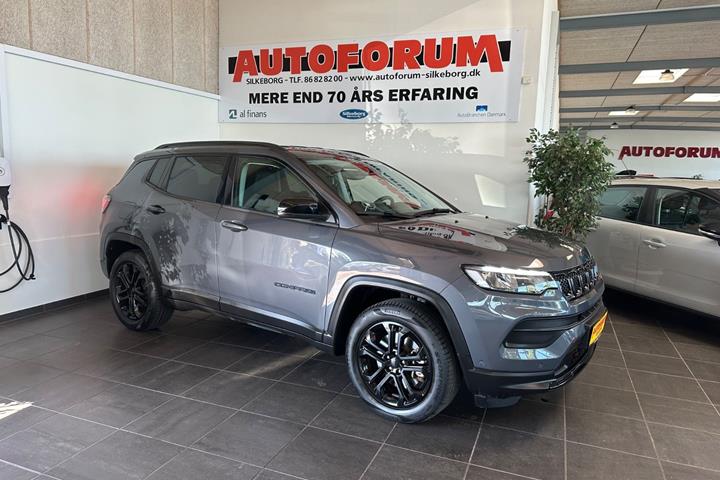 Grå Jeep Compass fra 2022