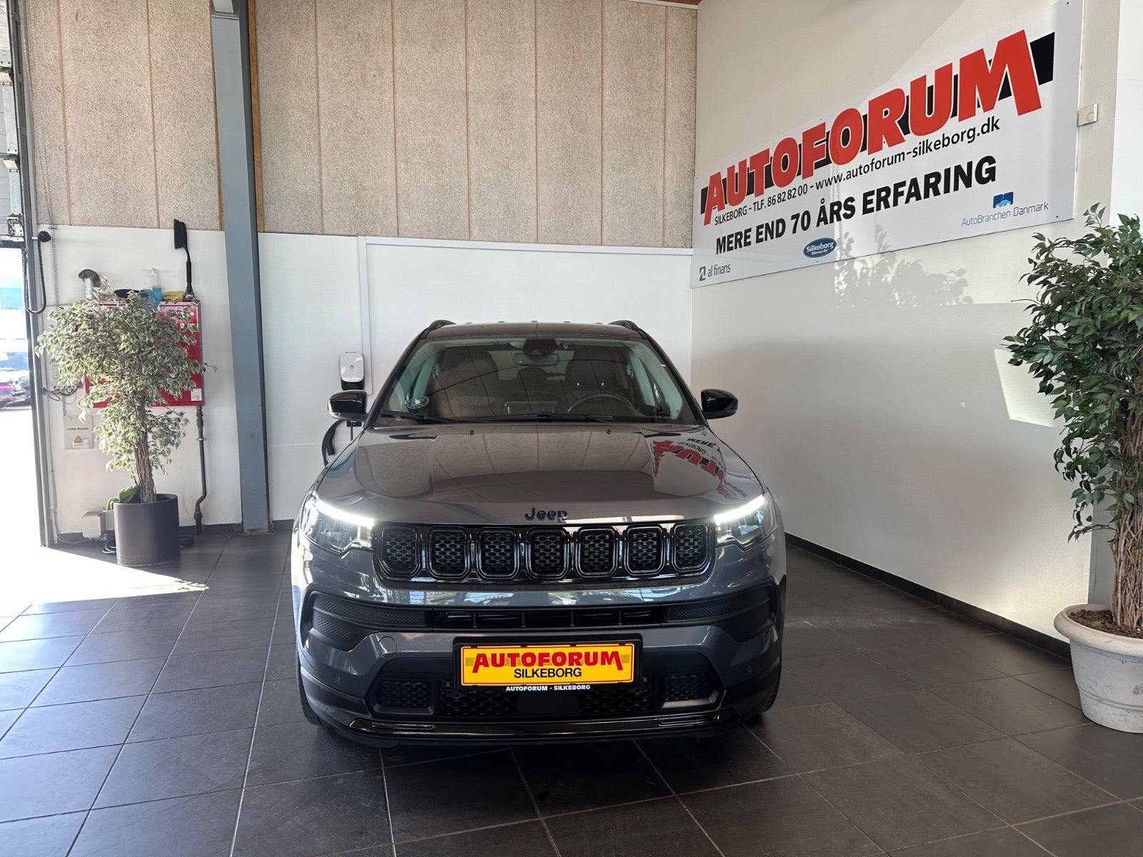Grå Jeep Compass fra 2022