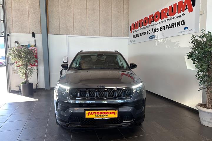 Grå Jeep Compass fra 2022
