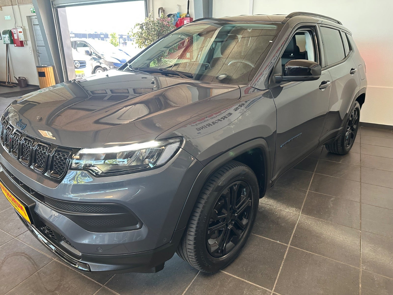 Grå Jeep Compass fra 2022