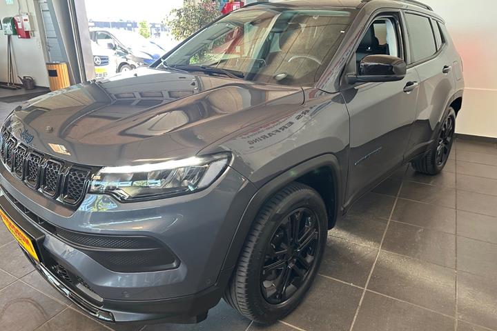 Grå Jeep Compass fra 2022