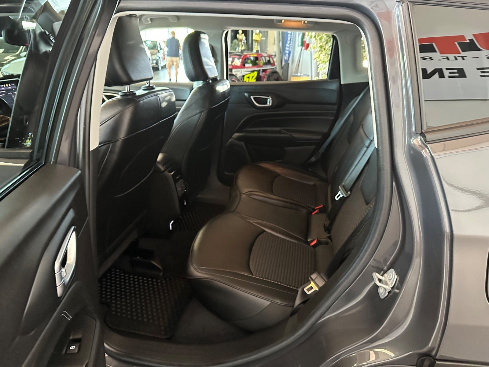Grå Jeep Compass fra 2022