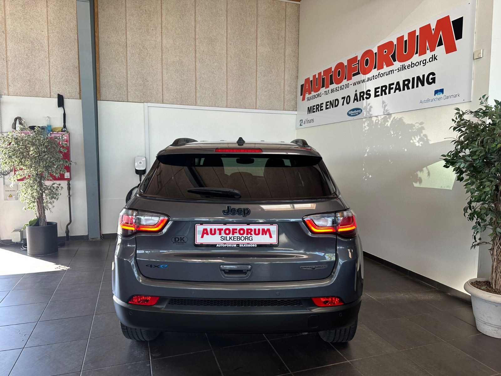Grå Jeep Compass fra 2022