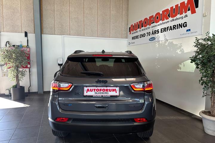 Grå Jeep Compass fra 2022