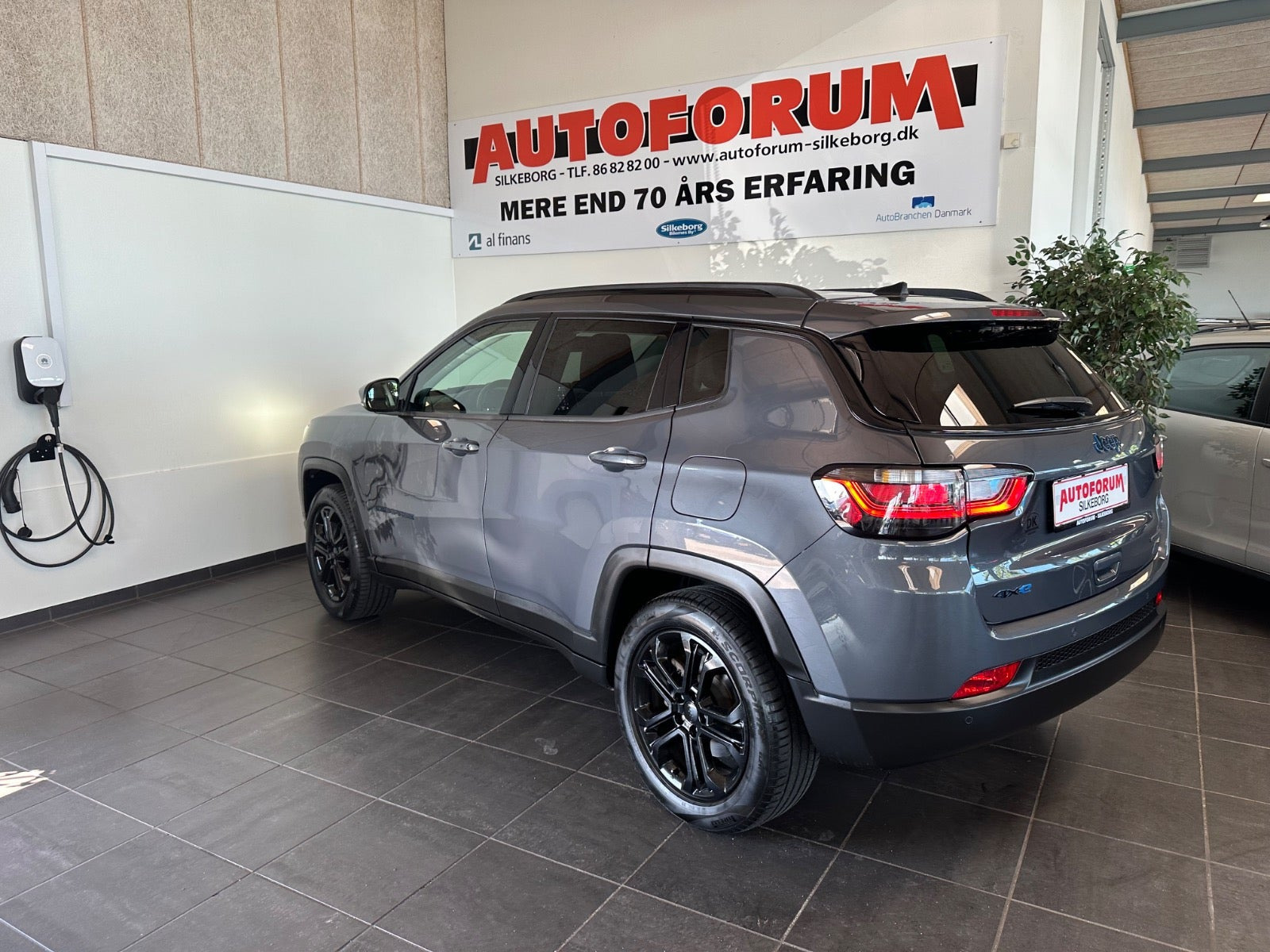 Grå Jeep Compass fra 2022