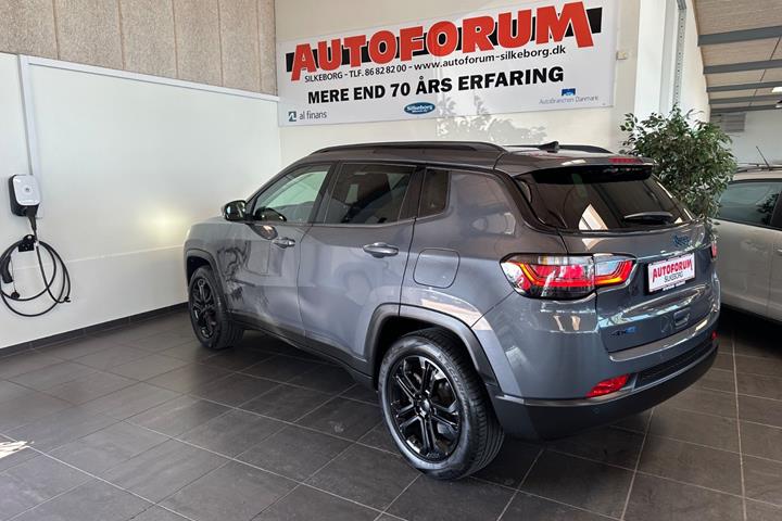 Grå Jeep Compass fra 2022