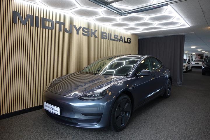 Grå Tesla Model 3 fra 2021