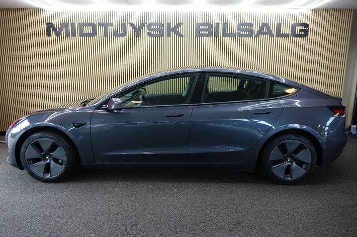 Grå Tesla Model 3 fra 2021
