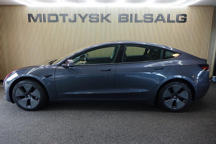Grå Tesla Model 3 fra 2021
