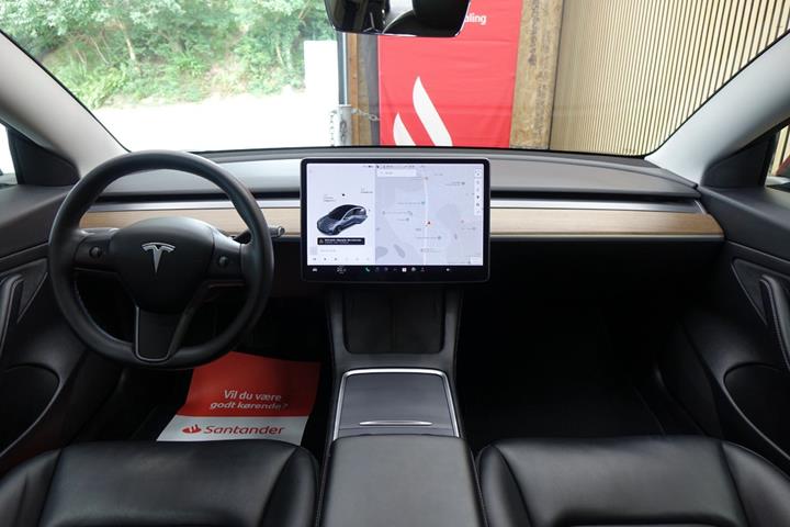 Grå Tesla Model 3 fra 2021