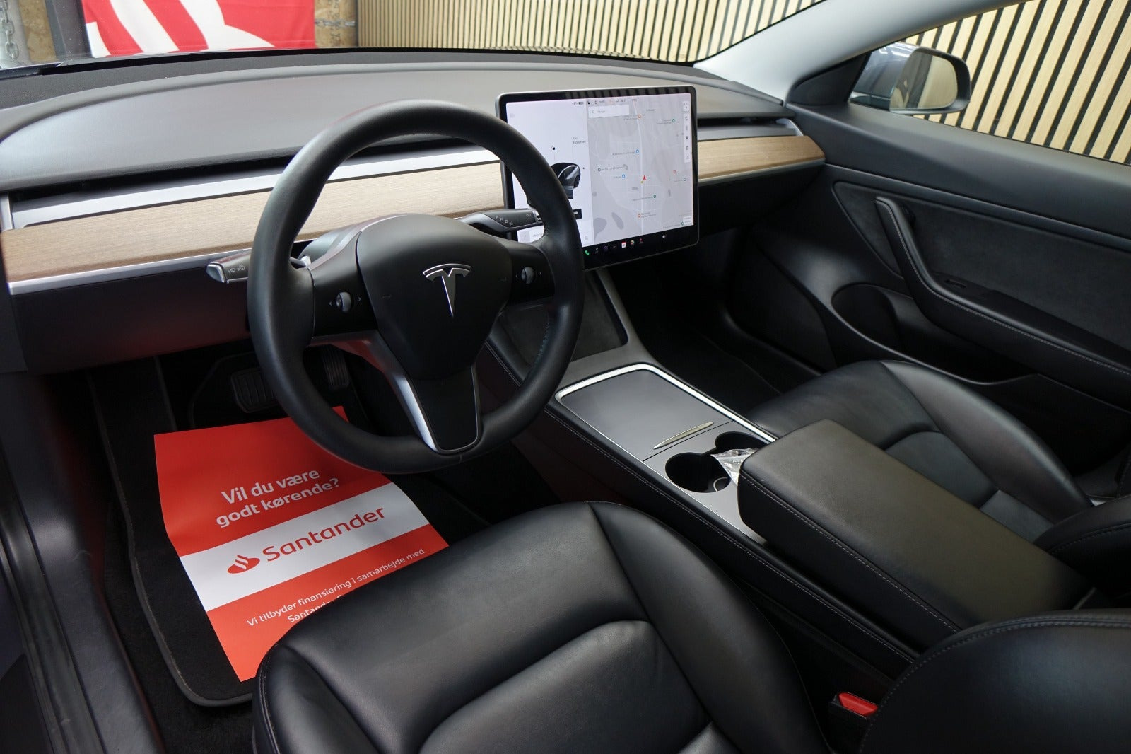 Grå Tesla Model 3 fra 2021