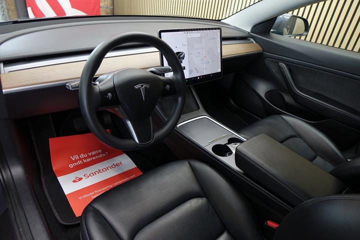 Grå Tesla Model 3 fra 2021