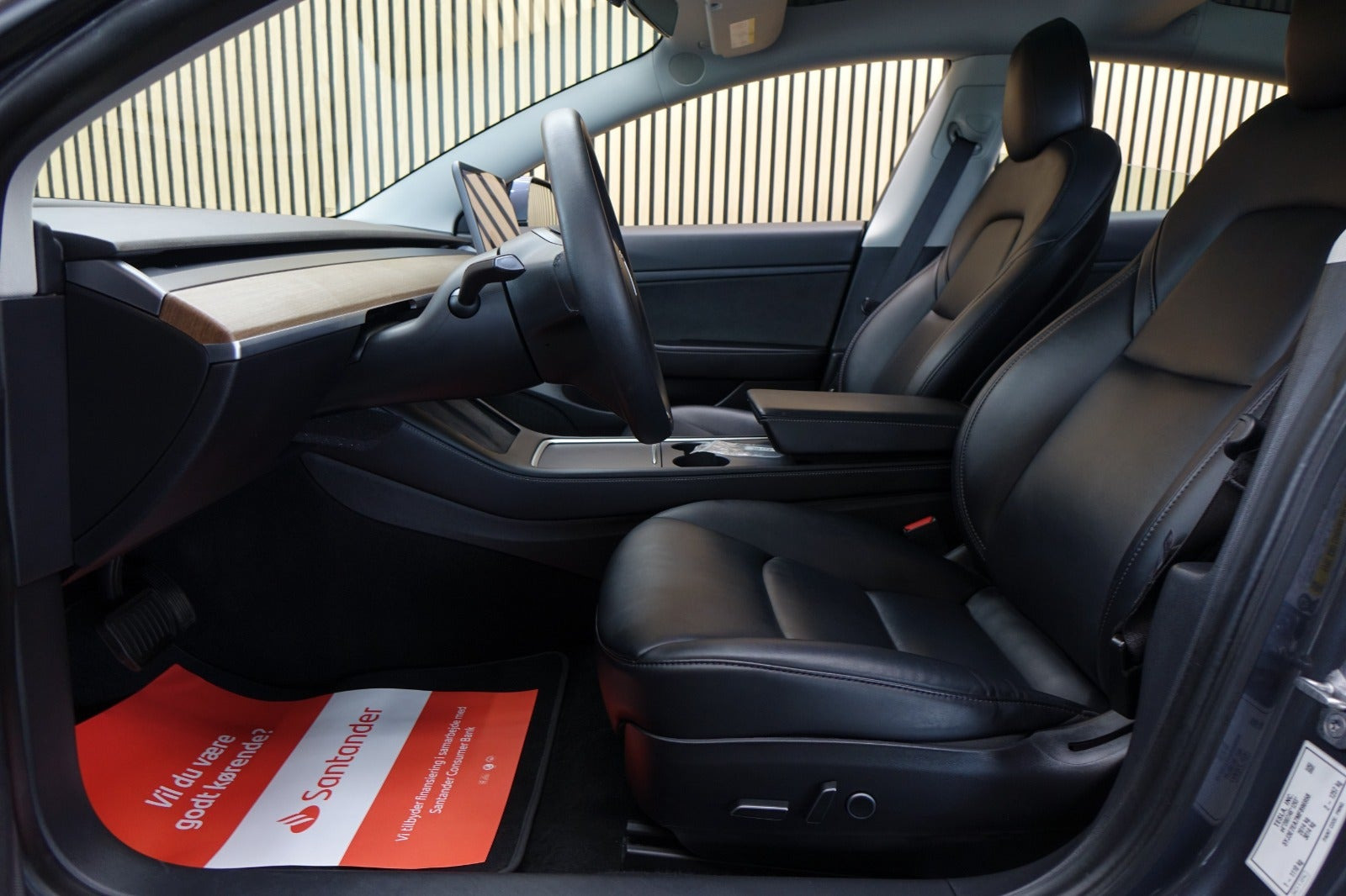 Grå Tesla Model 3 fra 2021