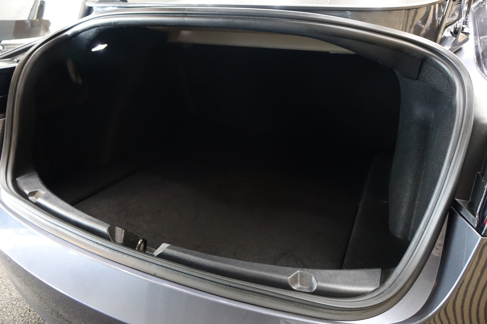Grå Tesla Model 3 fra 2021