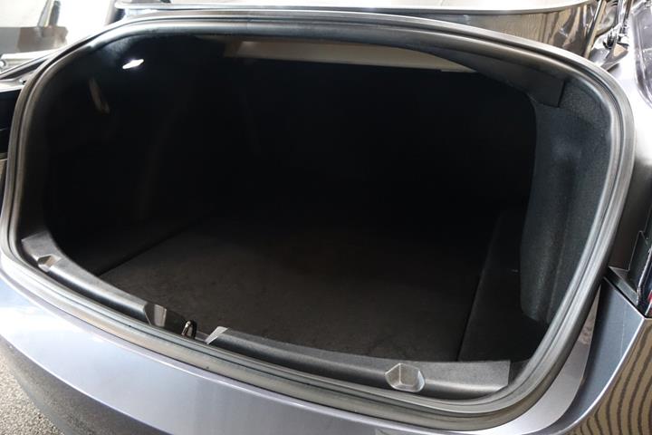 Grå Tesla Model 3 fra 2021