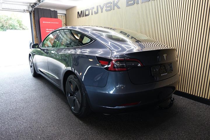 Grå Tesla Model 3 fra 2021