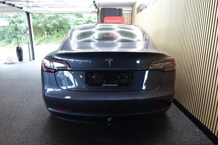 Grå Tesla Model 3 fra 2021