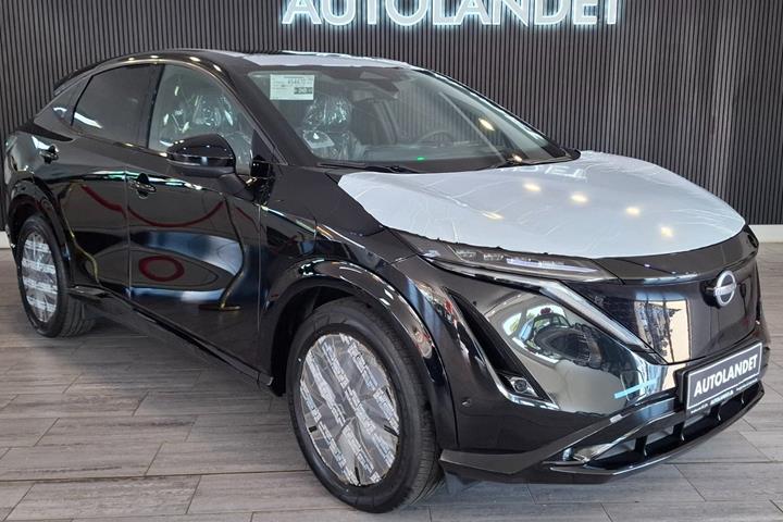 Sort Nissan Ariya fra 2025 set udefra