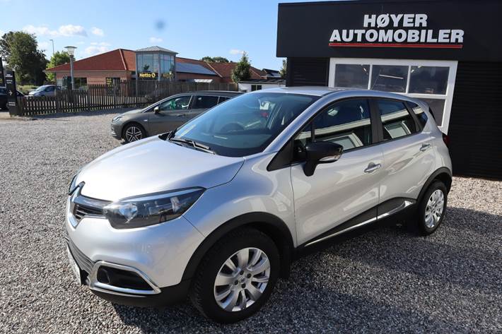 Grå Renault Captur fra 2017 set udefra