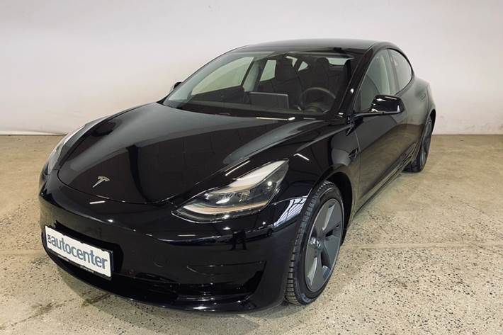 Rød Tesla Model 3 fra 2021