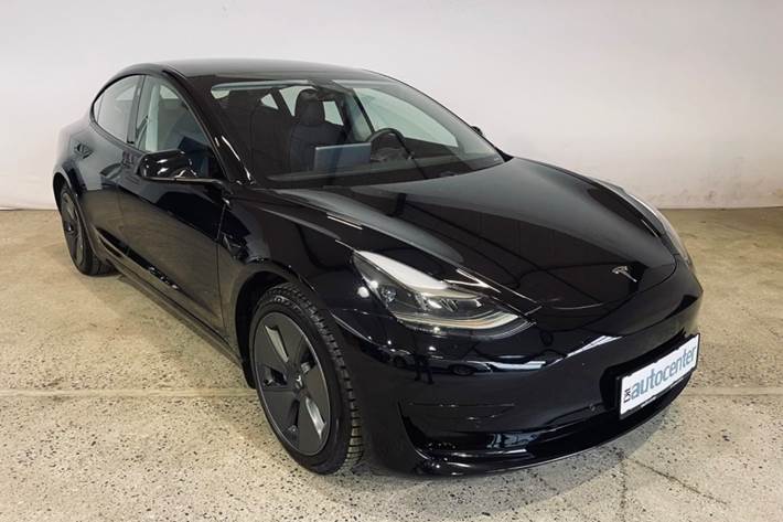 Rød Tesla Model 3 fra 2021